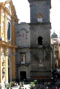 Napoli - a sinistra l'ingresso della chiesa di San Lorenzo Maggiore, al cento il Museo e gli Scavi di S. Lorenzo Maggiore, a sinistra la torre di S. Gregorio Armenio