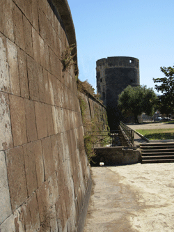 Napoli, le mura di ciò che resta del castello dello Sperone