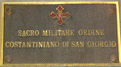 Napoli - La targa posta all'ingresso della sede del Sacro Militare Ordine Costantiniano di  San Giorgio