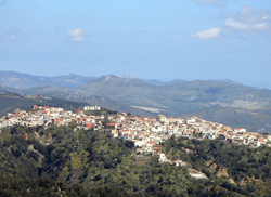 Veduta di Carfizzi, foto gentilmente concessa da www.mondoarberesco.it 